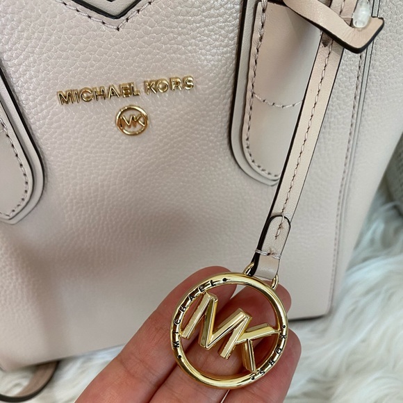 Michael Kors Mae small messenger bag - Picture 10 of 13